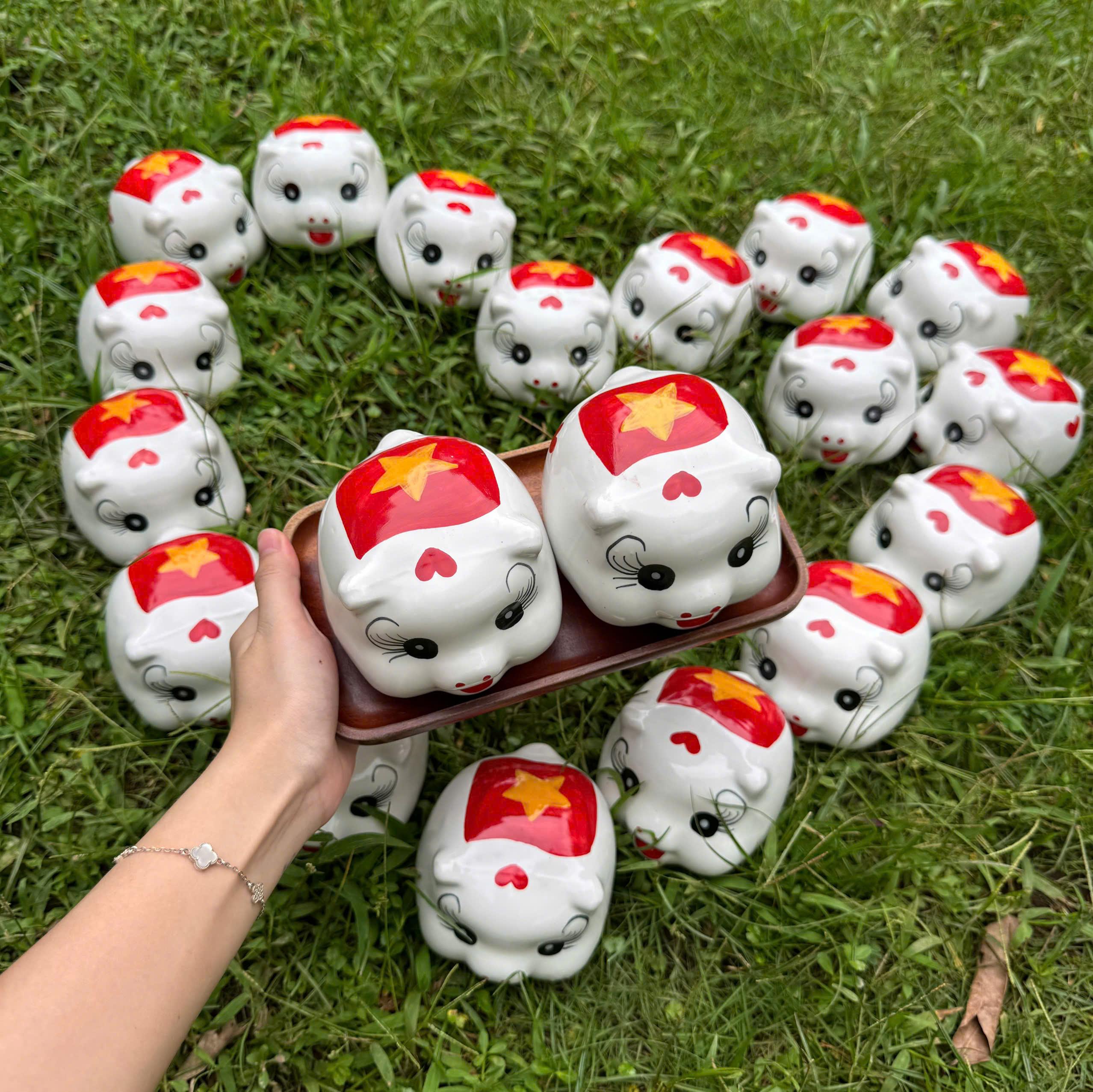 Lợn đất heo đất ống heo tiết kiệm decor gốm sứ cờ đỏ sao vàng - Heo yêu nước - Bát Tràng - Ảnh 8