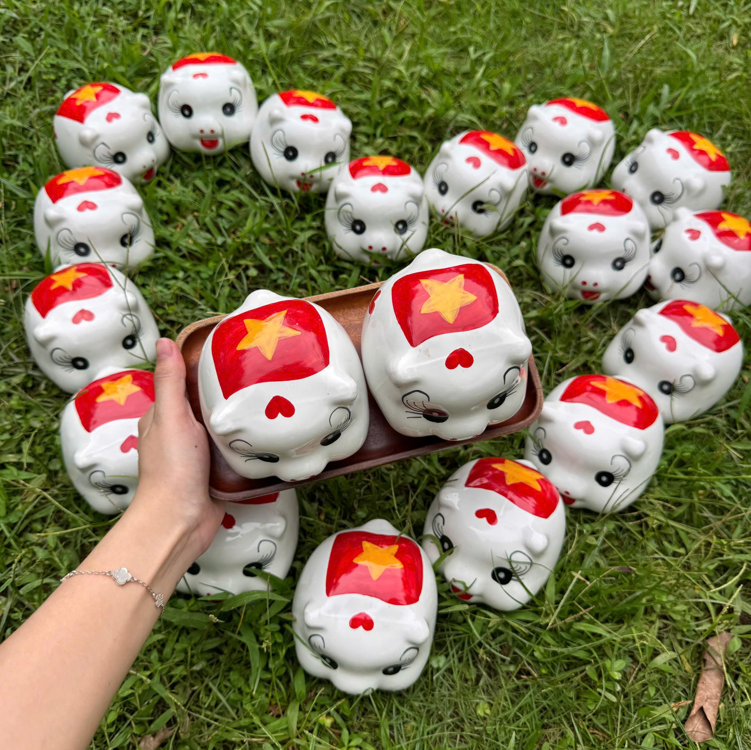 Lợn đất heo đất ống heo tiết kiệm decor gốm sứ cờ đỏ sao vàng - Heo yêu nước - Bát Tràng - Ảnh 5