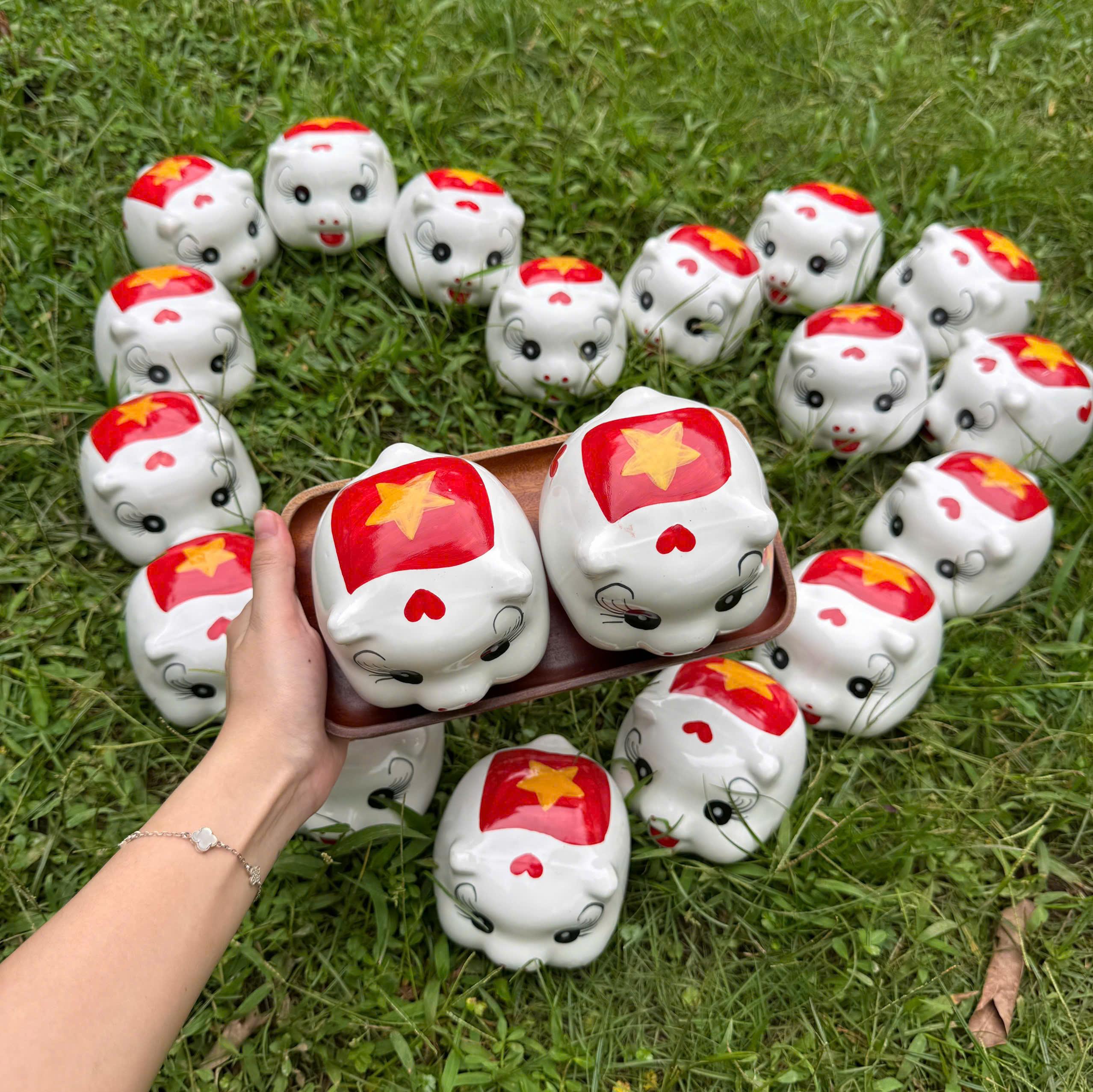 Lợn đất heo đất ống heo tiết kiệm decor gốm sứ cờ đỏ sao vàng - Heo yêu nước - Bát Tràng - Ảnh 6