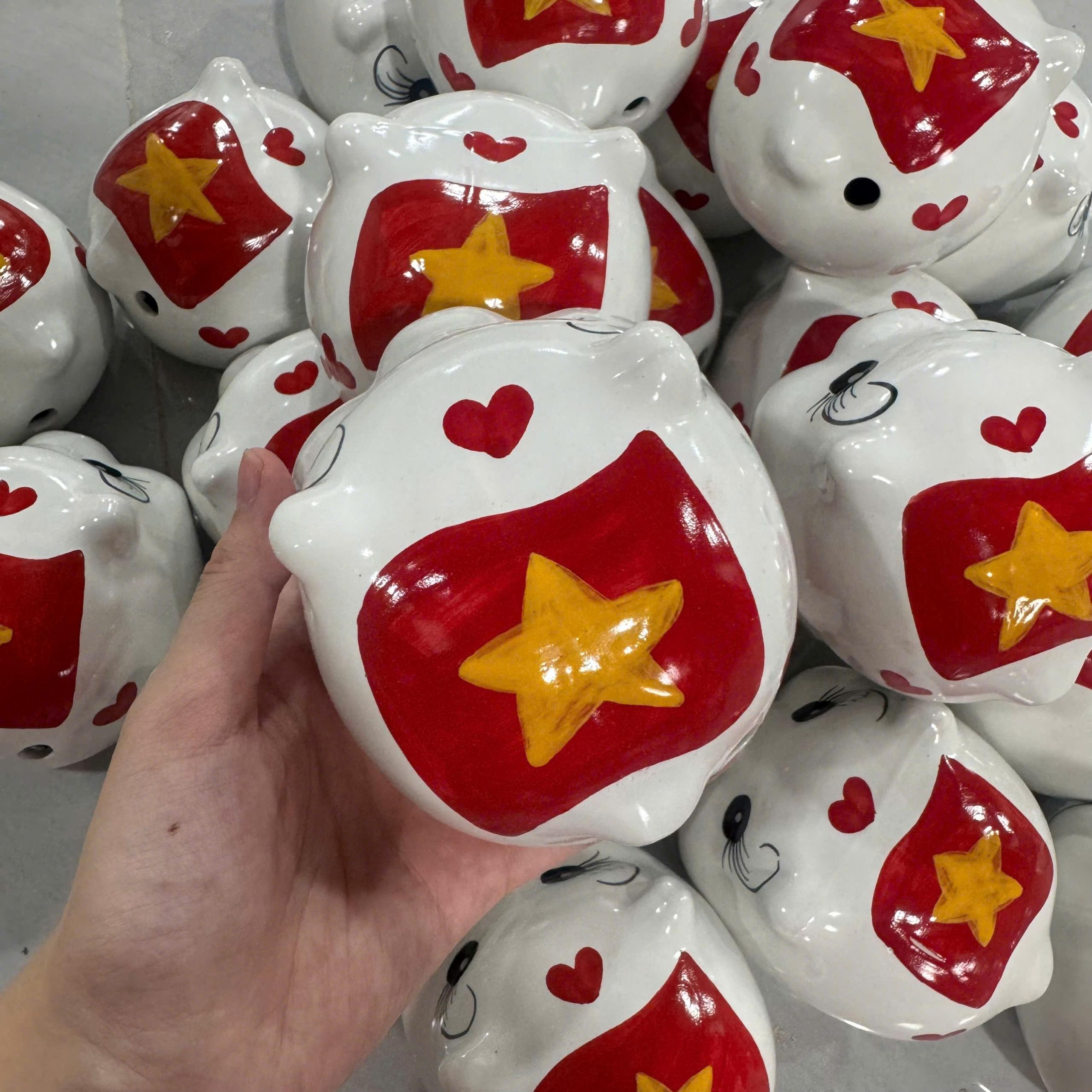 Lợn đất heo đất ống heo tiết kiệm decor gốm sứ cờ đỏ sao vàng - Heo yêu nước - Bát Tràng - Ảnh 7