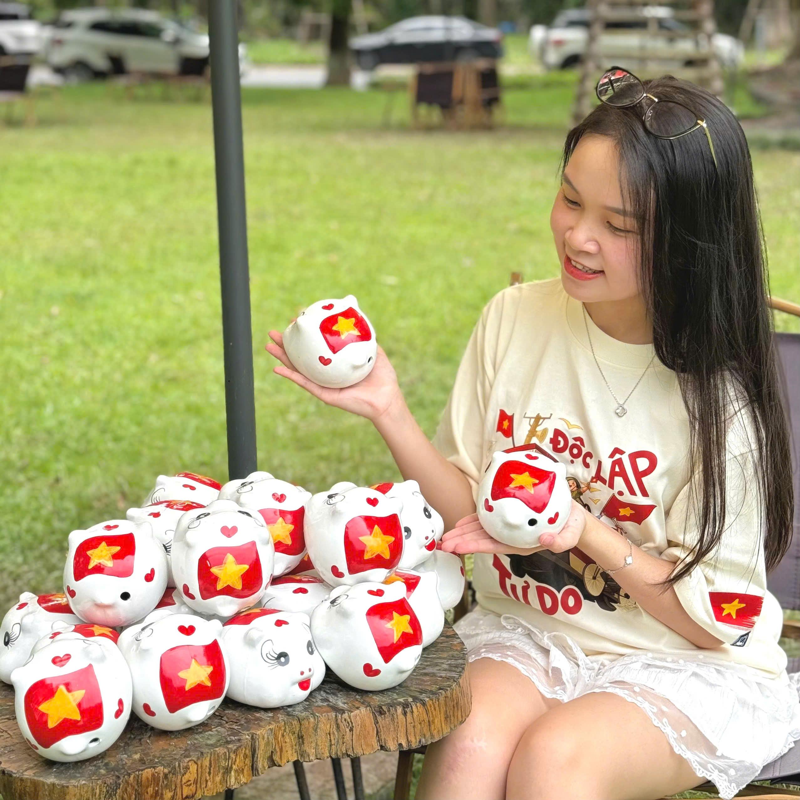 Lợn đất heo đất ống heo tiết kiệm decor gốm sứ cờ đỏ sao vàng - Heo yêu nước - Bát Tràng - Ảnh 3