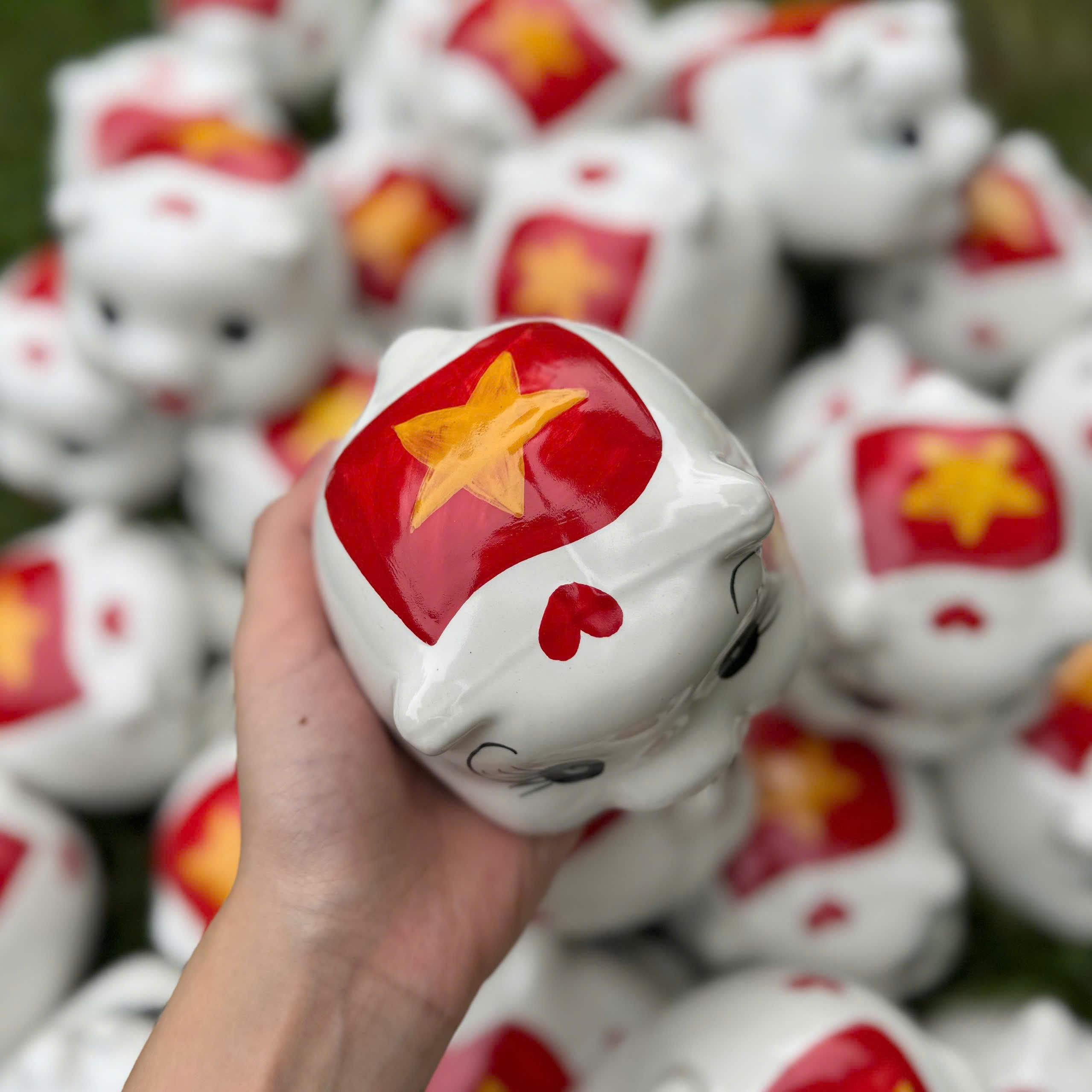 Lợn đất heo đất ống heo tiết kiệm decor gốm sứ cờ đỏ sao vàng - Heo yêu nước - Bát Tràng - Ảnh 4